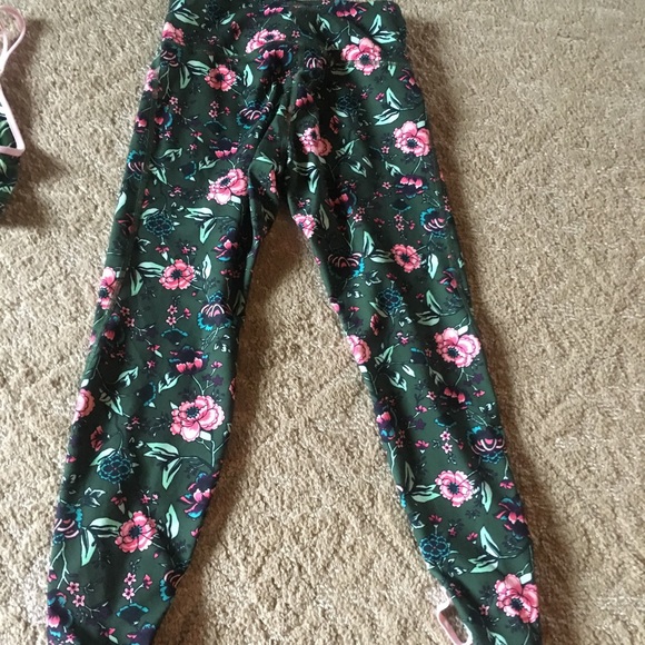 Floral old navy activewear set (small) - Picture 6 of 6